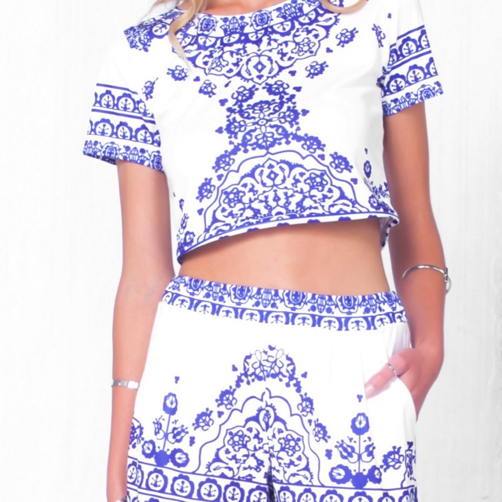 Two piece crop top & shorts set - Size S